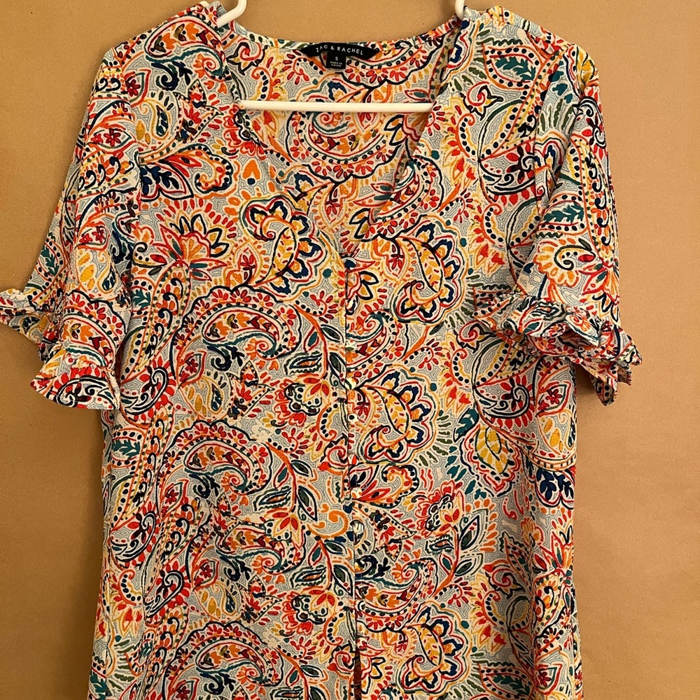 Zac & Rachel size small short-sleeved, ruffled sleeves. 100% polyester.